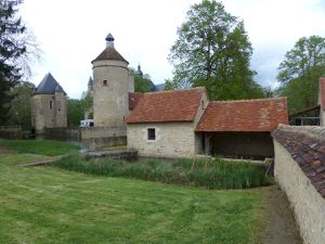 Le château initial est du XIIe. Il a été restauré au XIXe siècle. 