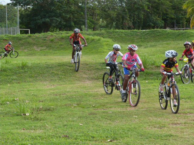 Ce samedi 22 décembre aura été l'occasion de partager un très bon moments avec les jeunes de l'école de VTT. Ils ont pu voir évoluer des champions et ont eu droit à leur père Noël. Merci à Antoine Seveur, le photographe