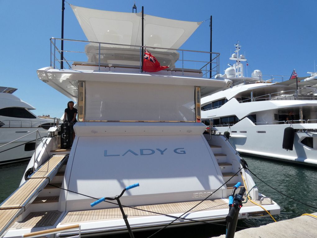 LADY G  , appareillant et à quai à Saint Tropez le 16 juillet 2017