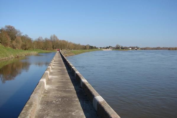 Quelques photos du canal de Briare, du canal lat&eacute;ral&nbsp;et du canal d'Orl&eacute;ans.