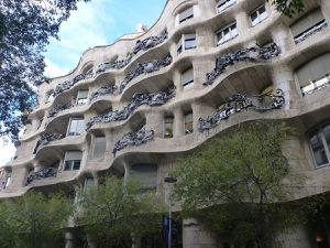 La basilique Sagrada familia et l'immeuble Pedreda de Gaudi à Barcelone ; à Carthagènee