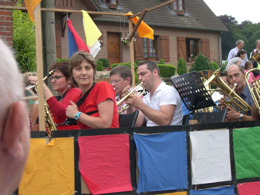 Défilé en char pour la fête de Pas-en-Artois sur le thème des années 80 le dimanche 20 Juillet 2014!