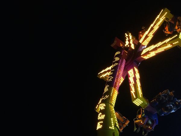 5. Dans le parc, un truc de malade où les fous se baladent allongés la tête en bas à des vitesses hallucinantes. sans moi 6. Si on se perd. 7 encore pour malades au Luna park sous la pleine lune8. La fameuse tour fétiche qui existes depuis l'origine je crois et qui servait de saut en parachute. A côté, une montagne russe où ça monte verticale et ça plonge verticale. sans moi. 10. Fallait bien que les filles testent l'oscillation laterale avec tourniquet à 360. sans moi.  