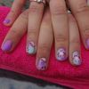 Nail art violet avec dessin de fleurs au onestrok