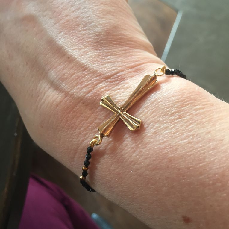Un chaîne en argent de mon enfance et un bracelet en argent, tout deux cassés, font désormais un joli sautoir. La croix de ma mère, redorée et portée en bracelet.