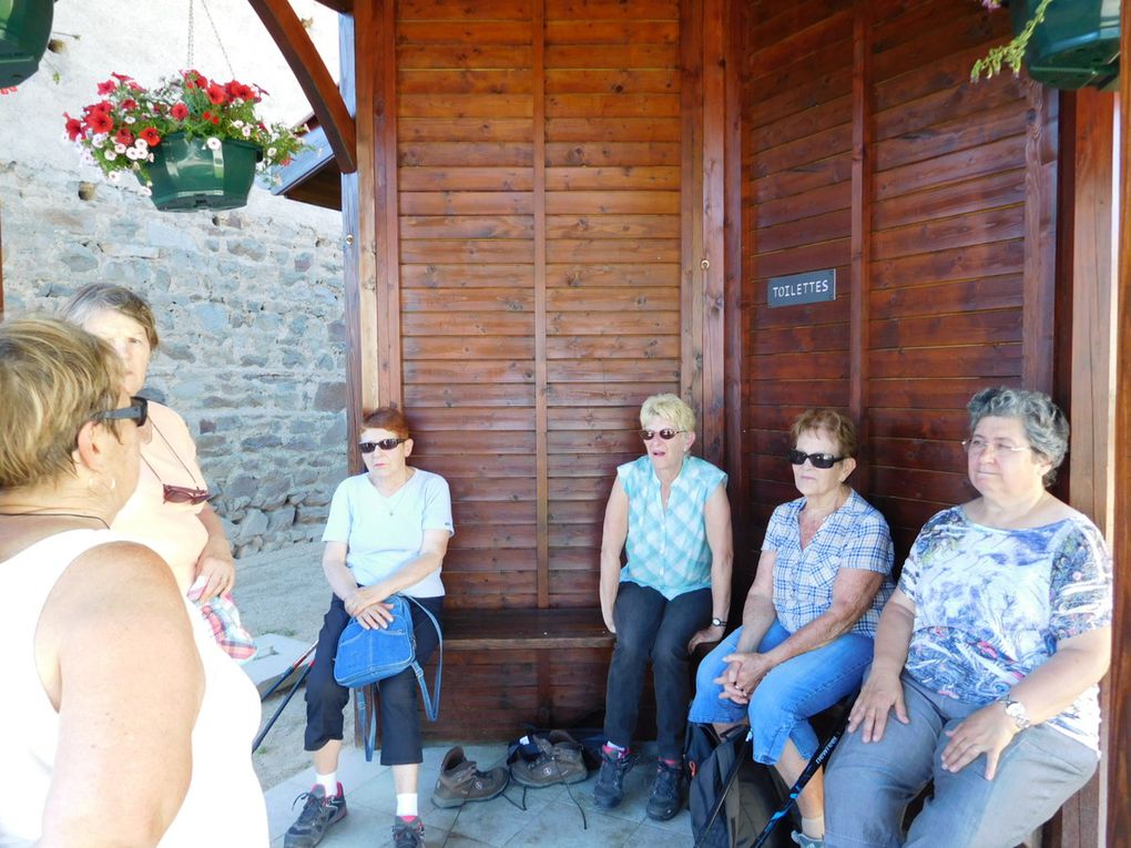 Le 1er groupe arrivé à Margerie attend patiemment à l'ombre le retour du 2eme qui arrive enfin après avoir beaucoup transpiré, malgré un parcours le long de la Mare très ombragé