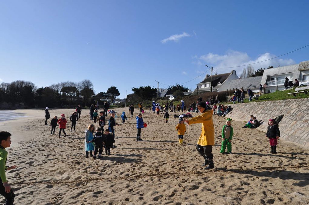 Cette année le temps ne nous a pas permis d'aller jusqu'au port de Lomener, cependant nous avons profité d'une éclaircie l'après-midi pour présenter notre petit spectacle dans la cour avant d'aller prendre le goûter à la plage.