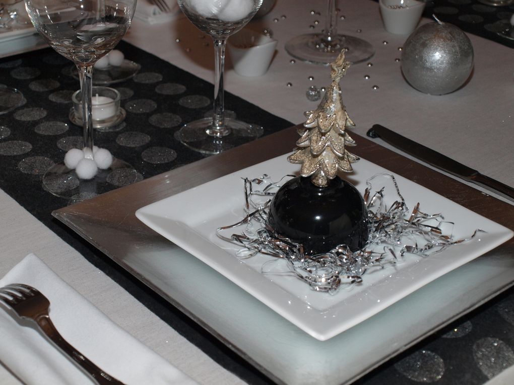Du noir, du gris argenté et du blanc sur cette jolie table de Réveillon où Paillettes et Orchidés s'affichent au côtés des sapins en tenue de soirée...