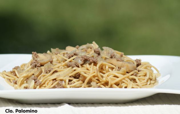 Nouilles sautées au boeuf et aux champignons