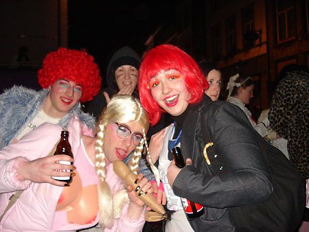 En grande partie le Carnaval 2007. Qui est une femme ou un homme?
Mystère, le problème dans ce genre de truc, c'est que ça dégénère vite