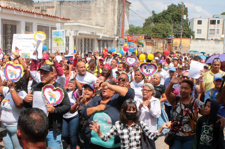 Consejos comunales y comunas de Carabobo acudieron al CNE en Valencia para respaldar referendo por el Esequibo 