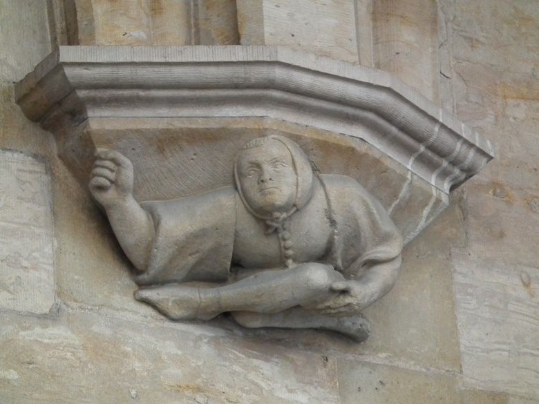 Des gargouilles et des bas reliefs