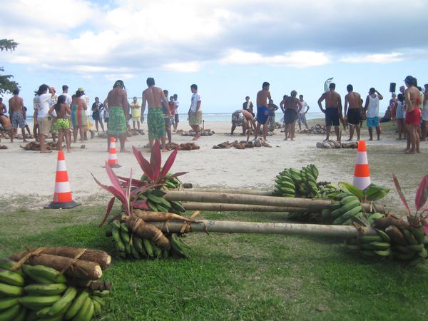 Journée "sports traditionnels" à la plage de Temae : Relais, courses à pied, natation, courses de porteurs de fruits, mise en sac du coco.