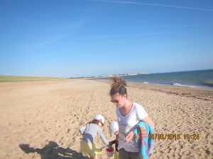 La plage est à nous. La température de l'air est en rendez-vous, malheureusement pas celle de l'eau.