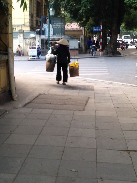 Random scenes on the streets of Hanoi with my selfie (*‿*✿)