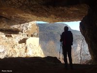 L'accès au trou de la Doriaz. Le mont Peney depuis l'intérieur de la grotte à Carret.