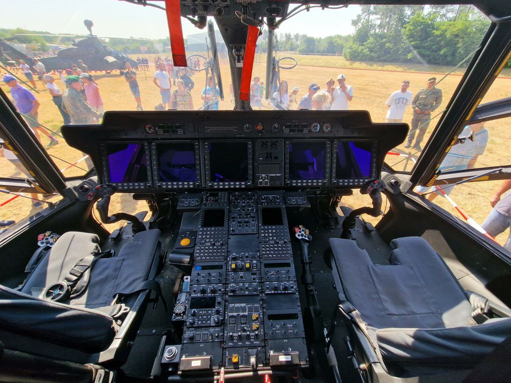 Die Besucher durften die Heeresgeräte wie hier den Kampf-Hubschrauber "Tiger"  in nächster Nähe betrachten, hineinklettern – oder sogar auf einem Panzer mitfahren.