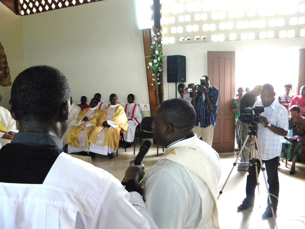 Vivez en images, la cérémonie d'ordination à Mounana de l'Abbé Léandre MAPOBA.