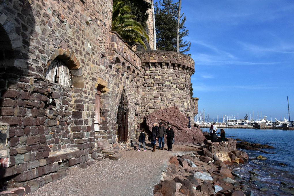 IL ETAIT UNE FOIS UN CHATEAU LES PIEDS DANS L’EAU