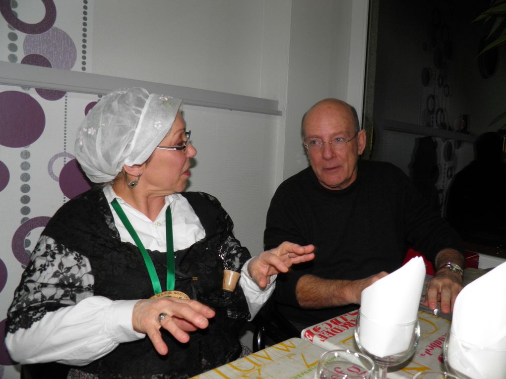 Le repas au Kebab Saint-Pierre qui rassemble les membres de la Confrérie, leurs familles et leurs amis. Cliquez sur les flèches pour faire défiler les images.