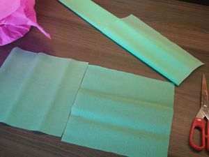 Pour la déco : Prenez 7 gobelets en plastique. Agrafer les ensembles. Prendre du joli papier crépon de couleur de votre choix (j'ai choisit rose et vert mais vous pouvez en prendre plus) de 80x80. Poser une assiette à dessert (en plastique c'est très bien, ça ne déchire pas le papier) sur les feuilles de papier crépon, déposez y les gobelets assemblés. Avec un joli nœud, resserrez les feuilles de papier crépon sur les gobelets. Découper 7 feuilles de papier crépon (vert pour moi) de 10x10. Les déposer dans chaque gobelets. Insérer les cupcakes dans chaque gobelets. Il vous reste à décorer chaque cupcakes de crème au beurre ou autre. Effet garantit !!!  