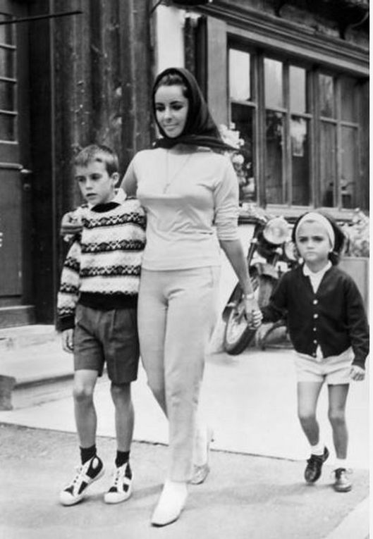 Mother and children do window-shopping: Elizabeth Taylor with Liza, Christopher and Michael Jr - Elizabeth Taylor with her children, Michael, Christopher, and Liza who offers her a flower. What a gaze of love between mother/daughter! In Germany, with her mother and Liza, Elizabeth Taylor holds Maria in her arms.
