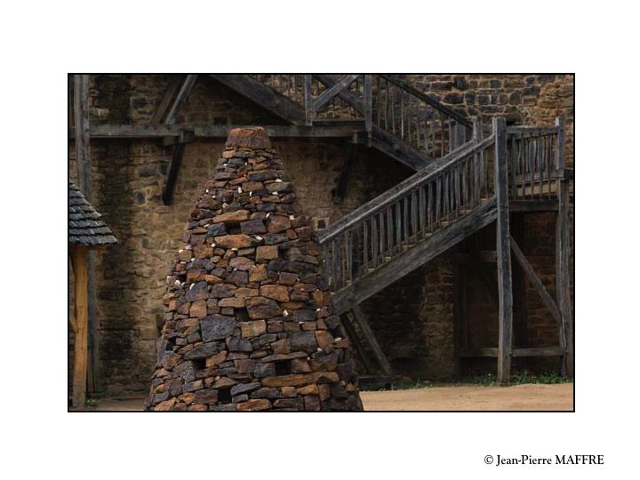 Un château fort construit actuellement avec les outils et le savoir-faire du moyen âge. Avec toute mon admiration et mon respect pour tous les “œuvriers“ de Guédelon.