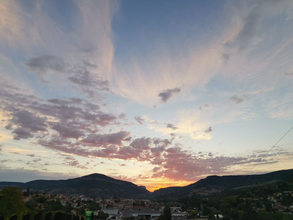 Ciel au lever du jour sur Millau