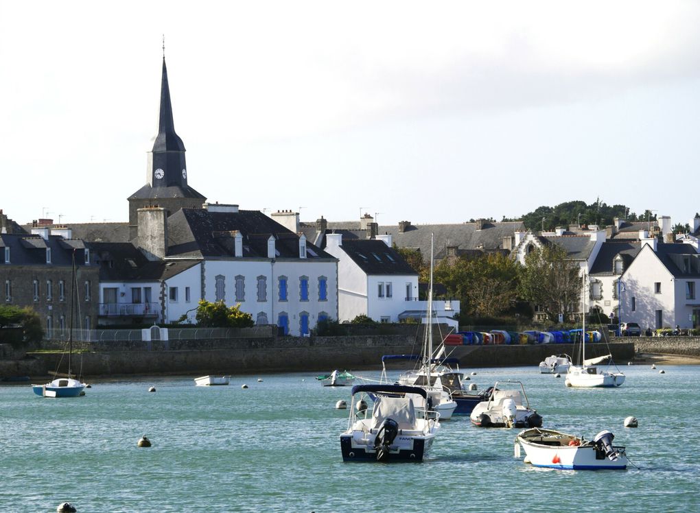 De la pointe de Kerpenhir, un joli chemin côtier mène à Locmariaquer, dont l'accès par la  route, au bout du golfe, prend du temps; d'où un lieu calme avec des bistrots sympathiques.