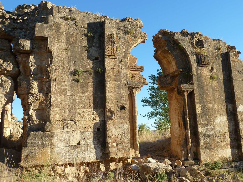 Eglise Saint Haroutioun (Résurrection) située en lisière du village d'Ergen (Ergan ou Yergayin), à une dizaine de km de Hozat (Dersim). Visitée en août 2013 sous la conduite de Musa Çimen