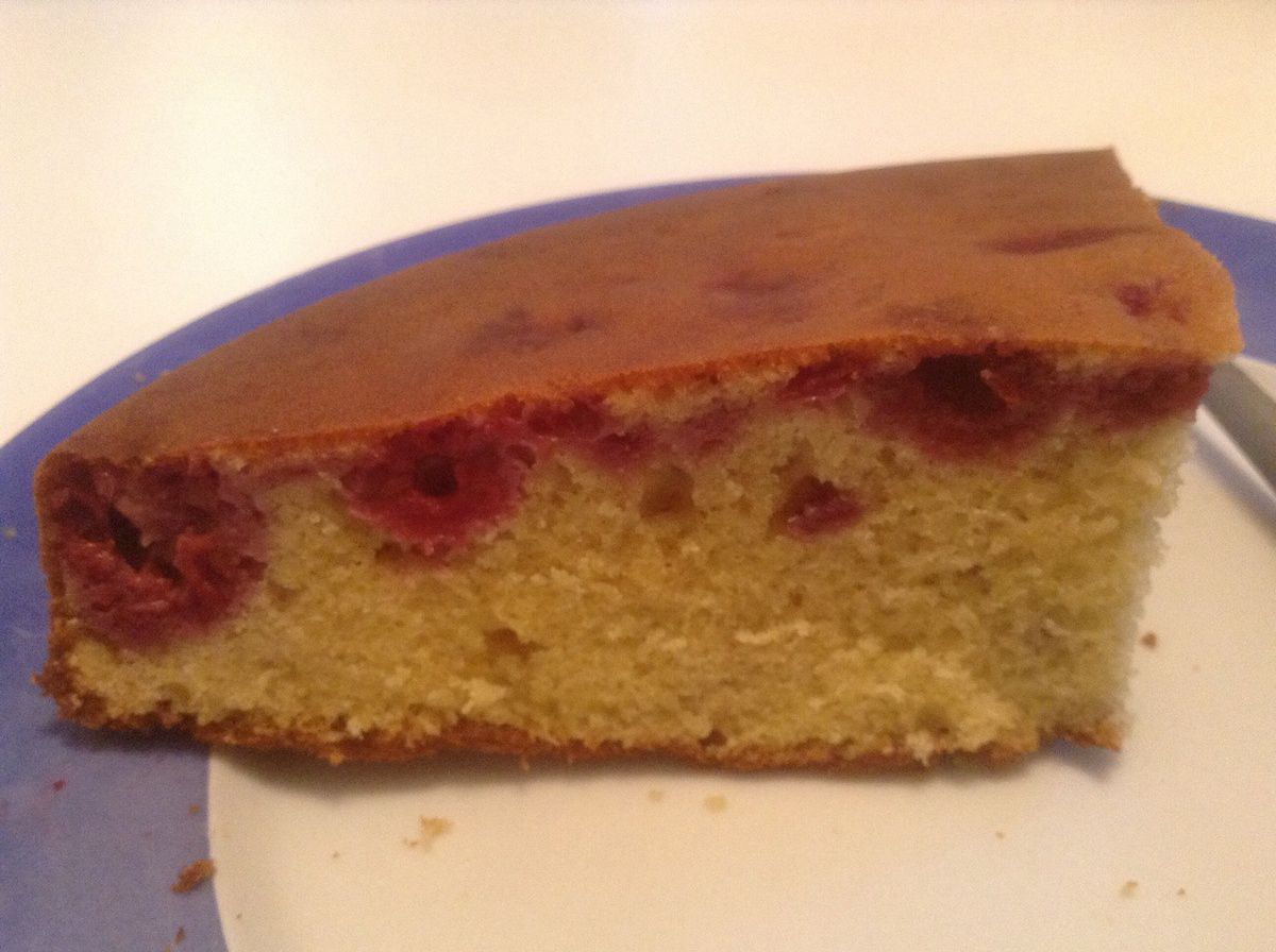 Gâteau ultra moelleux au lait concentré et framboises