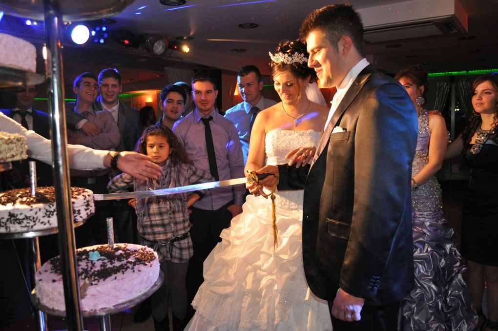 Un mariage magnifique, une mariée sublime, un marié des plus adorable dans une ambiance Albanaise avec des chants et des danses traditionnels.