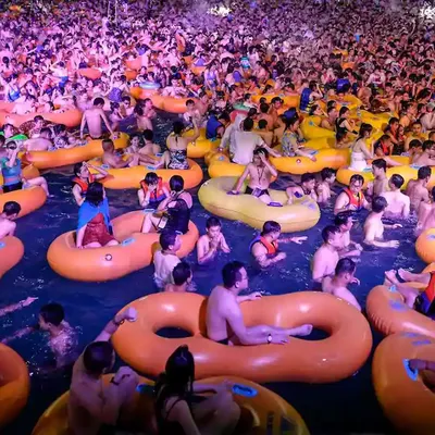 Des milliers de Chinois participent à une méga party techno dans un parc aquatique 👍🏼👍🏼👍🏼