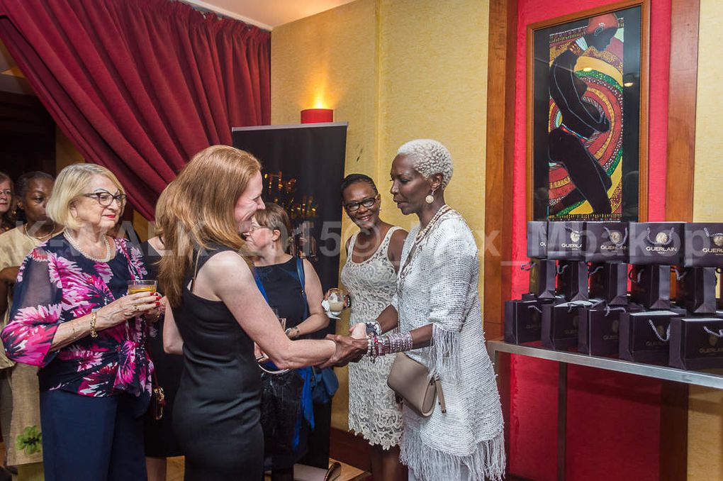 "SOIREE GUERLAIN" avec un atelier de maquillage sur les produit Guerlain. Ensuite la rencontre avec l'ambassadrice de Guerlain, la Princesse Esther KAMATARI. 