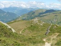 De retour vers le col. Des moutons s'agglutinent autour de la bergerie. On se dirige alors vers le Cochet.