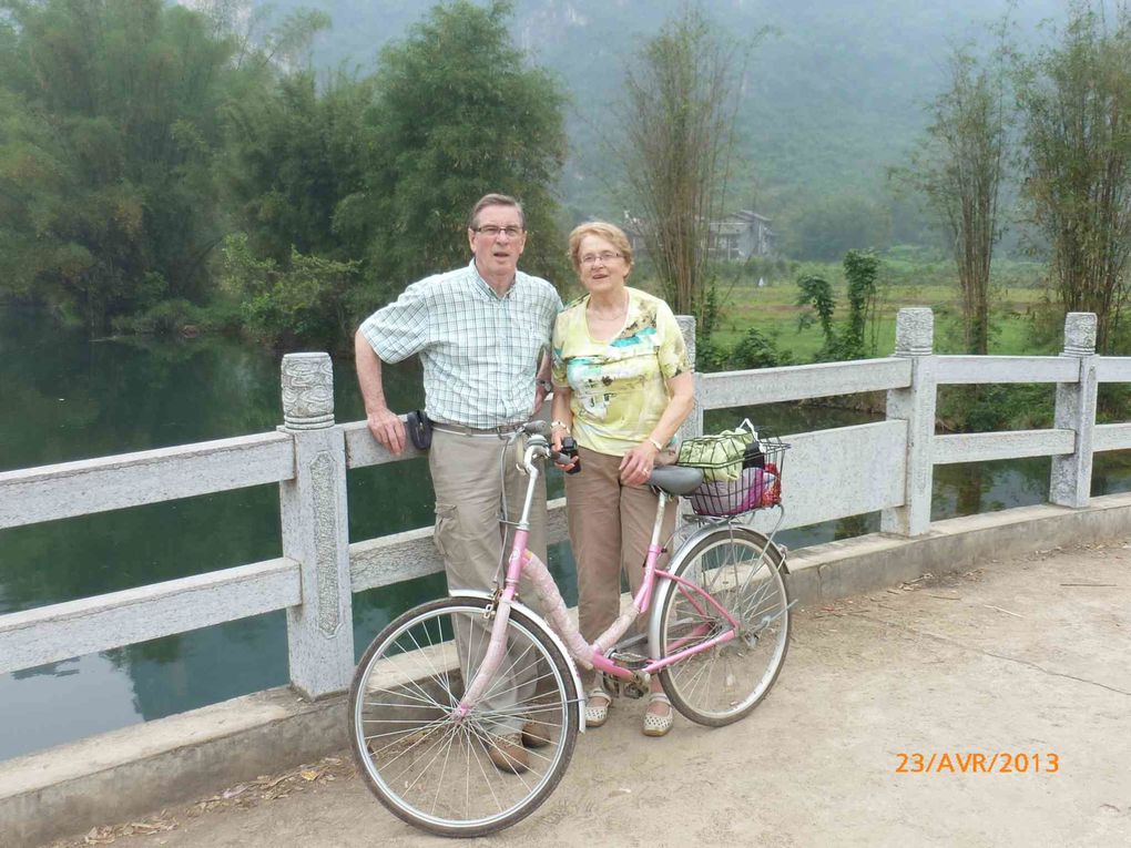 Promenade en vélo sympa dans la campagne environnante de Yangshuo.  Retour en bus à Guilin.  Visite magasin de perles d’eau de mer.  Aéroport pour Sanghaï (prononcer Chan Raï) A suivre