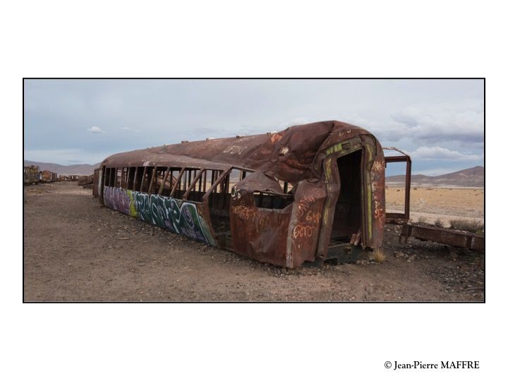 Laissés à l'abandon à la lisière du Salar d’Uyuni, ces vieilles carcasses de locomotives et de wagons offrent un spectacle fascinant et inoubliable.