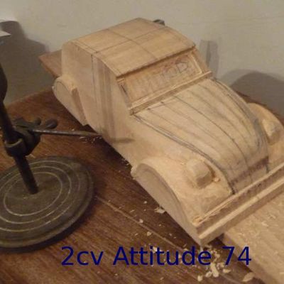 Sculpture 2cv en bois