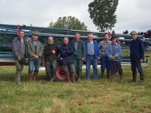 Le montage de notre chaumière de 450 m² se fait uniquement par la bonne volonté de bénévoles de la commune.