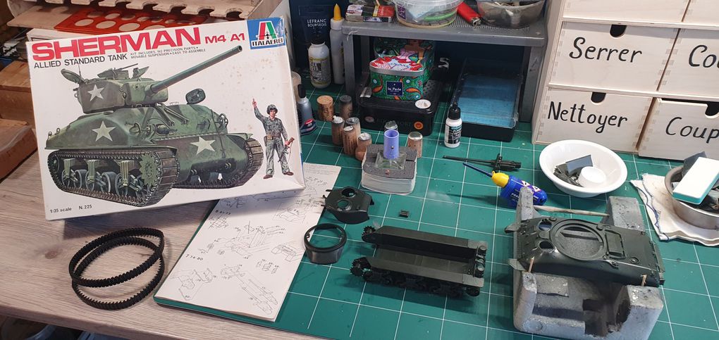 Char Sherman M4 A provenant d'un kit Italaerei des années 70. Les figurines sont en cours d'assemblage