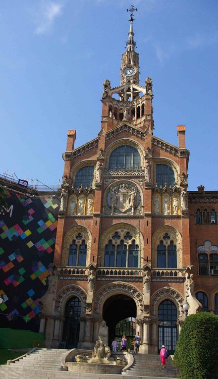 Voici une série de photographies réalisées durant notre séjour dans la capitale catalane, en août 2009. De nombreuses réalisations de l'architecte d'art Antoni Gaudi visitées et admirées. Une ville à voir, pour les amateurs d'architecture.
Q