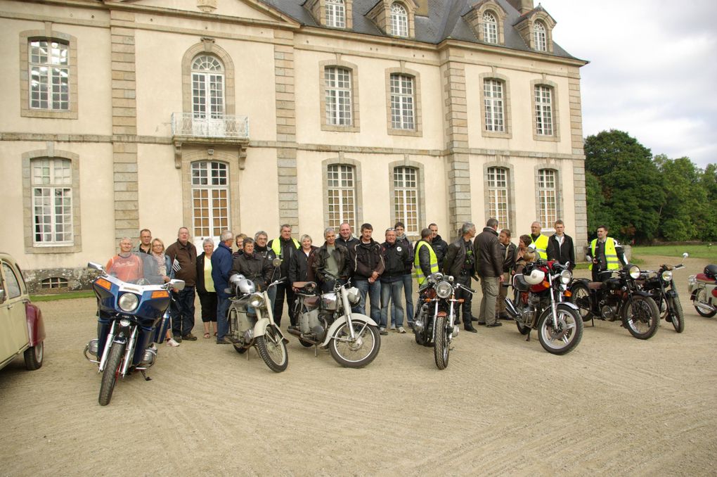 Superbe journée de découverte des chateaux du coté de Lanvolon. L'histoire nous rattrape et nous sommes fascinés par ces batisses si imposantes...