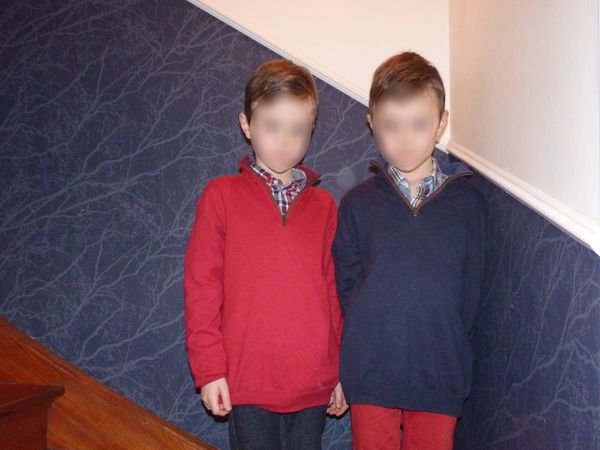 Mode enfant : look BCBG Cyrillus pour mes jumeaux, pull chemise carreaux en rouge et bleu marine, promo soldes