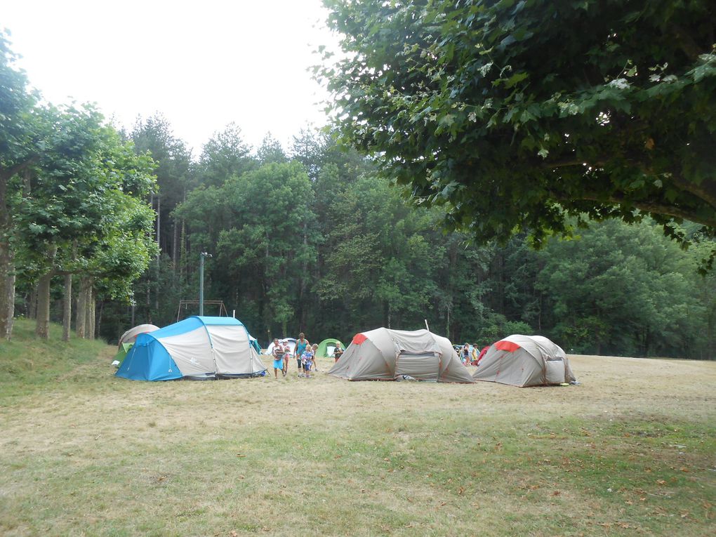 Le camp aménagé dans le pré en contrebas des bâtiments