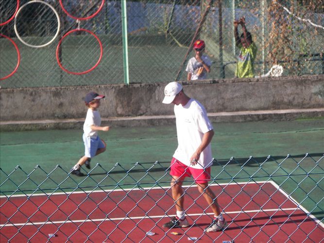 Quelques photos de la fête de l'école de tennis (02/06/07) - Photos de groupe et lors du passage des "balles" par les jeunes. (Merci à Laurent pour les photos)