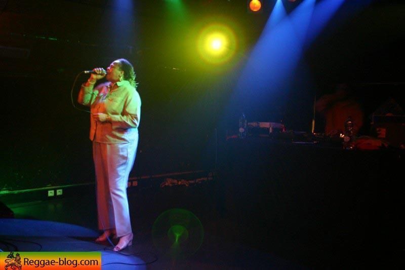 <span class="Style1"><a href="http://www.reggae-blog.com/article-690222.html"><img width="120" height="168" border="0" align="left" src="http://idata.over-blog.com/0/00/48/63/artistes/thumbs/carol-nancy-tour168.jpg" alt=""/></a></span><br/>
<br/>
<br/>
Un <span style="font-weight: bold;">big show</span> des reines du rub a dub !<br/>
C'&eacute;tait le <span style="font-weight: bold; font-style: italic;">4 novembre 2005</span> &agrave; Dunkerque !<br/>
<br/>
<br/>