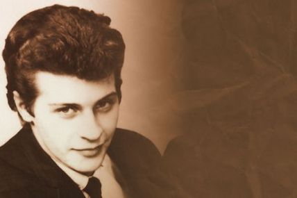 August 12th 1960, Pete Best auditioned to become The Silver Beatles’ drummer and was asked to travel to Hamburg in Germany for the bands next set of dates. Before leaving for Hamburg, The Silver Beatles changed their name to simply, « The Beatles ».