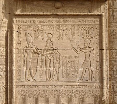 Il avait décidément tout pour plaire, il fut probablement la divinité la plus sympathique, l'enfant-dieu Ihy (2)... En Égypte ancienne !