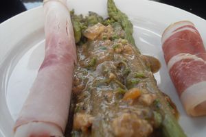 Asperges vertes accompagnées d'une sauce gourmande