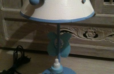 lampe bébé garçon tétine bleu et blanche cde